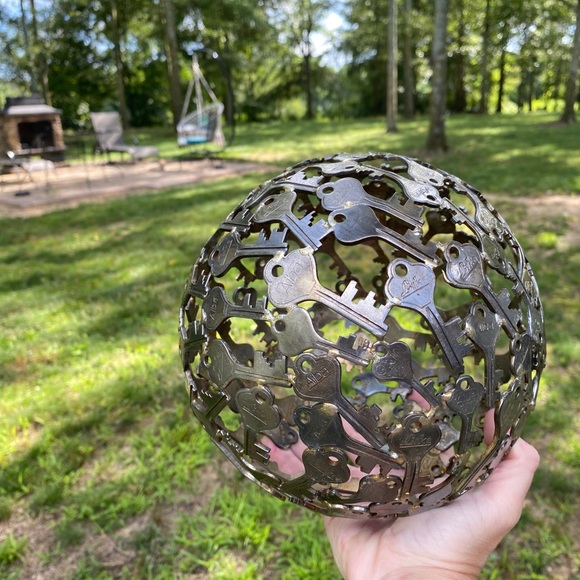 Beautiful, unique sphere made entirely of keys - Picture 4 of 6